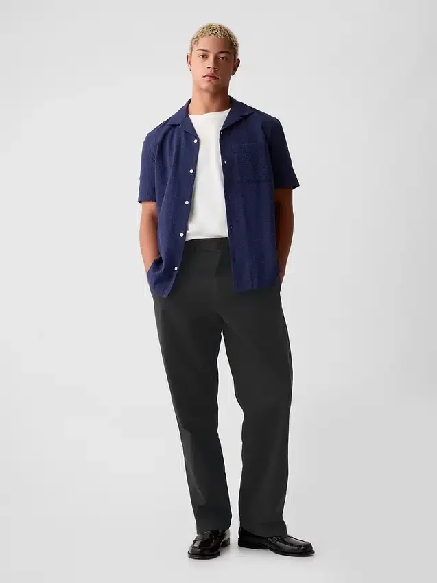 Moderne, loszittende kaki broek in jaren '90-stijl