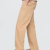 Moderne, loszittende kaki broek in jaren '90-stijl