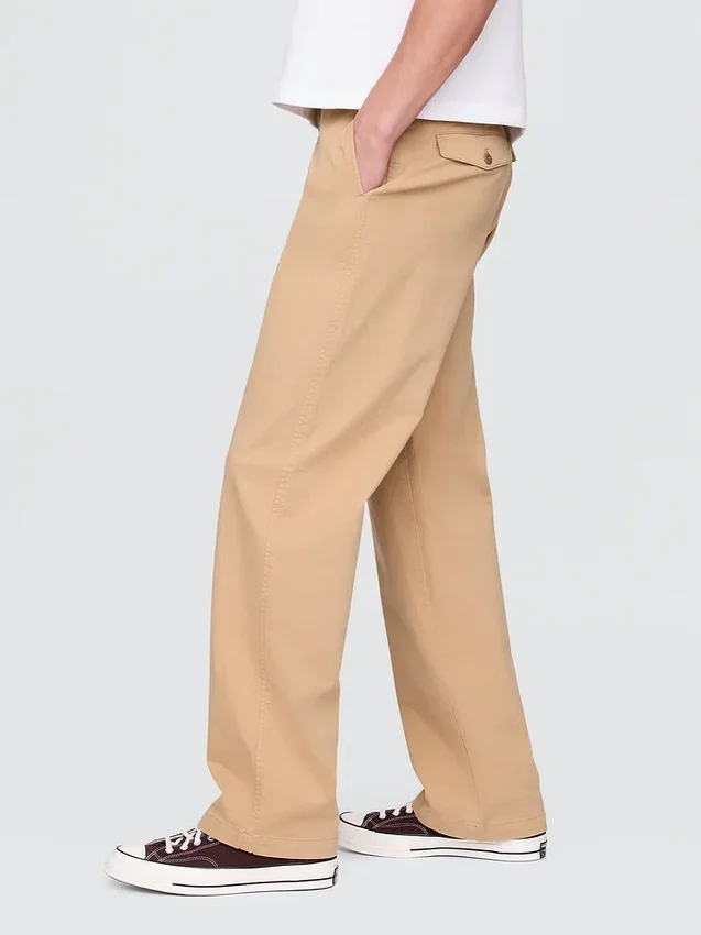 Moderne, loszittende kaki broek in jaren '90-stijl