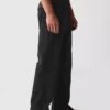 Moderne, loszittende kaki broek in jaren '90-stijl