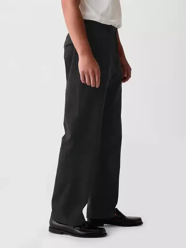 Moderne, loszittende kaki broek in jaren '90-stijl