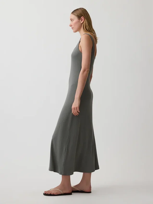 Moderne maxi-jurk met geribde hals en vierkante halslijn