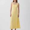Moderne maxi-jurk met geribde halslijn