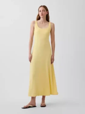 Moderne maxi-jurk met geribde halslijn