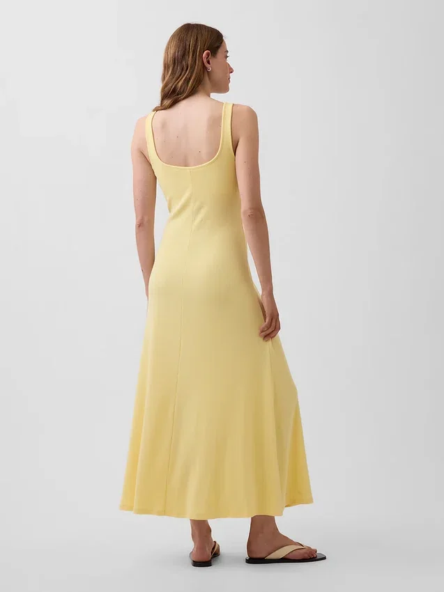 Moderne maxi-jurk met geribde halslijn