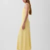 Moderne maxi-jurk met geribde halslijn