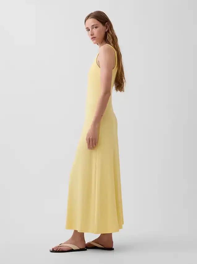 Moderne maxi-jurk met geribde halslijn