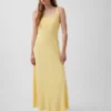 Moderne maxi-jurk met geribde halslijn