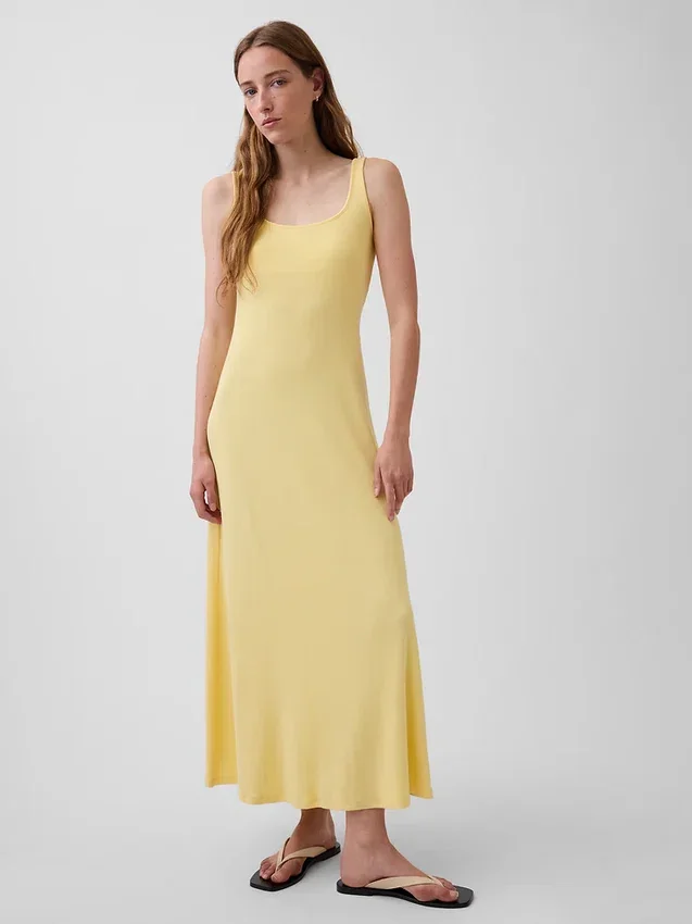 Moderne maxi-jurk met geribde halslijn