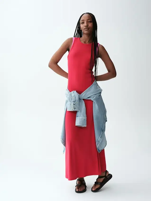 Moderne maxi-jurk met ingebouwde beugel-bh en geribde stof