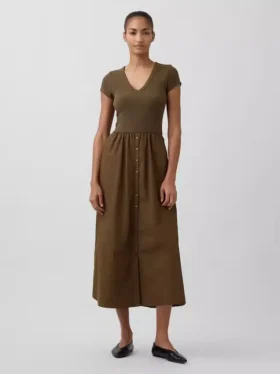 Moderne maxi-jurk van gemengde materialen