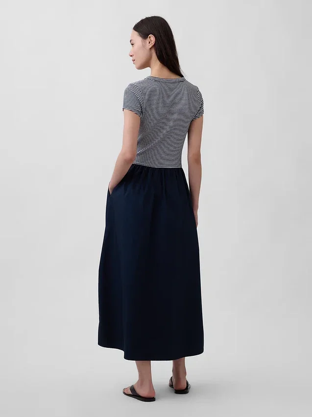 Moderne maxi-jurk van gemengde materialen