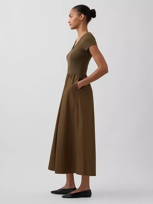 Moderne maxi-jurk van gemengde materialen