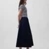 Moderne maxi-jurk van gemengde materialen