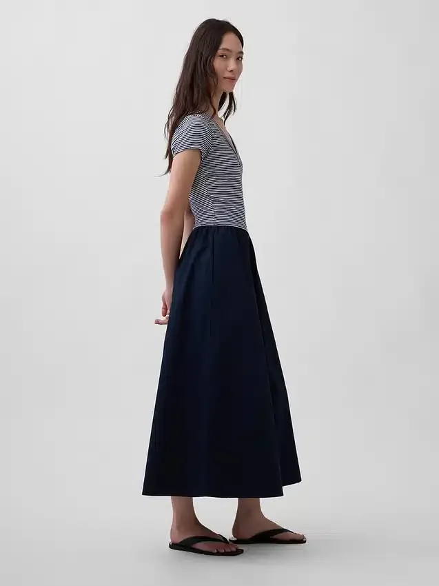 Moderne maxi-jurk van gemengde materialen