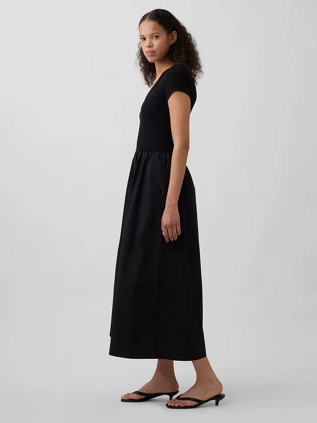Moderne maxi-jurk van gemengde materialen