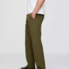 Moderne rechte kaki broek
