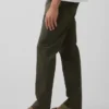 Moderne rechte kaki broek