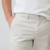 Moderne rechte kaki broek