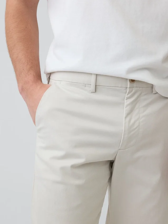 Moderne rechte kaki broek