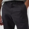 Moderne rechte kaki broek
