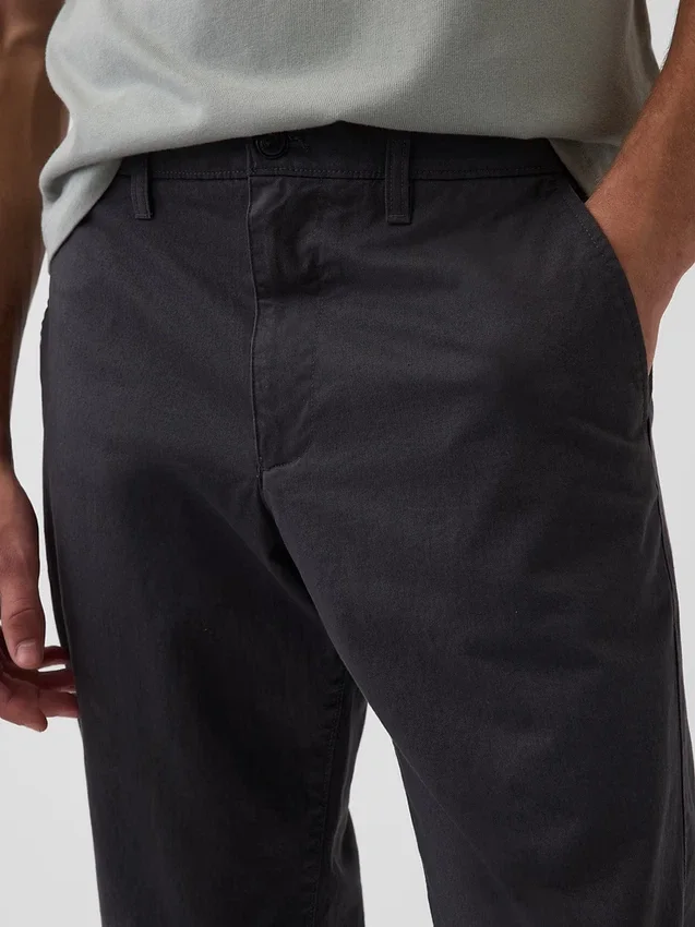 Moderne rechte kaki broek