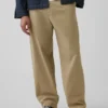Moderne, ruimvallende kaki broek