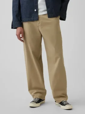 Moderne, ruimvallende kaki broek