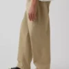 Moderne, ruimvallende kaki broek