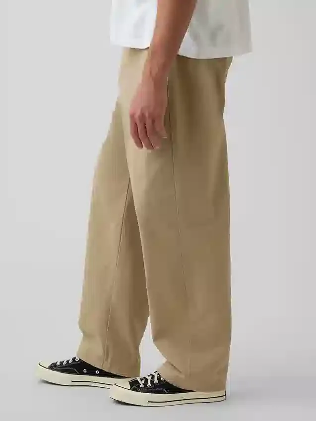 Moderne, ruimvallende kaki broek