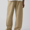 Moderne, ruimvallende kaki broek