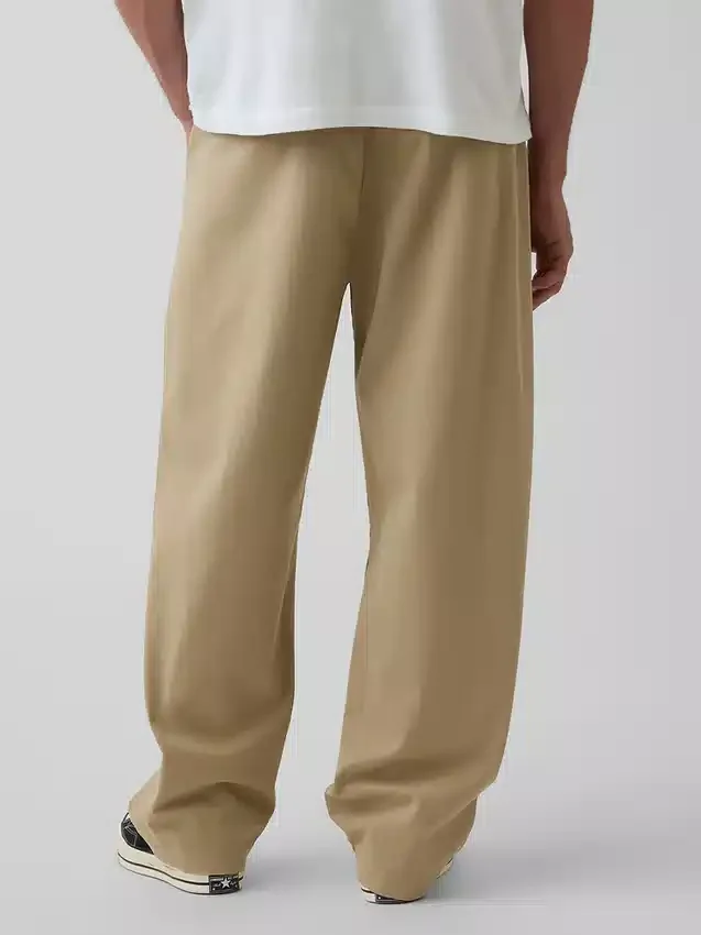 Moderne, ruimvallende kaki broek