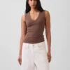 Moderne tanktop met V-hals