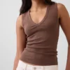 Moderne tanktop met V-hals