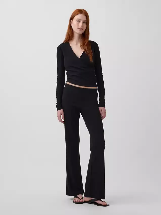 Moderne wijde ribgebreide broek met uitlopende pijpen