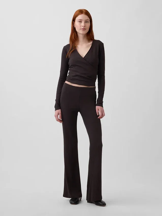 Moderne wijde ribgebreide broek met uitlopende pijpen