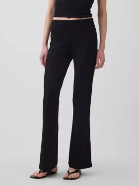 Moderne wijde ribgebreide broek met uitlopende pijpen