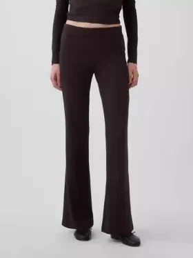 Moderne wijde ribgebreide broek met uitlopende pijpen