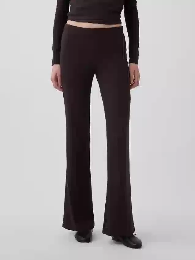 Moderne wijde ribgebreide broek met uitlopende pijpen