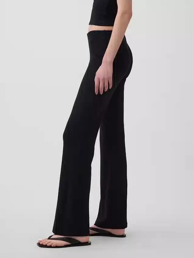 Moderne wijde ribgebreide broek met uitlopende pijpen
