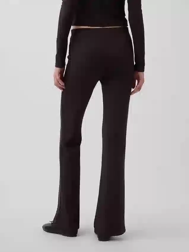 Moderne wijde ribgebreide broek met uitlopende pijpen