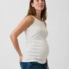 Moderne zwangerschapskleding-tanktop met schortkraag