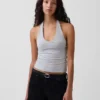 Nauwgebreide halter crop-top
