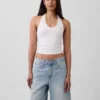 Nauwgebreide halter crop-top