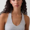 Nauwgebreide halter crop-top