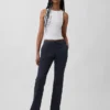 Nauwsluitende kaki broek met lage taille en uitlopende pijpen