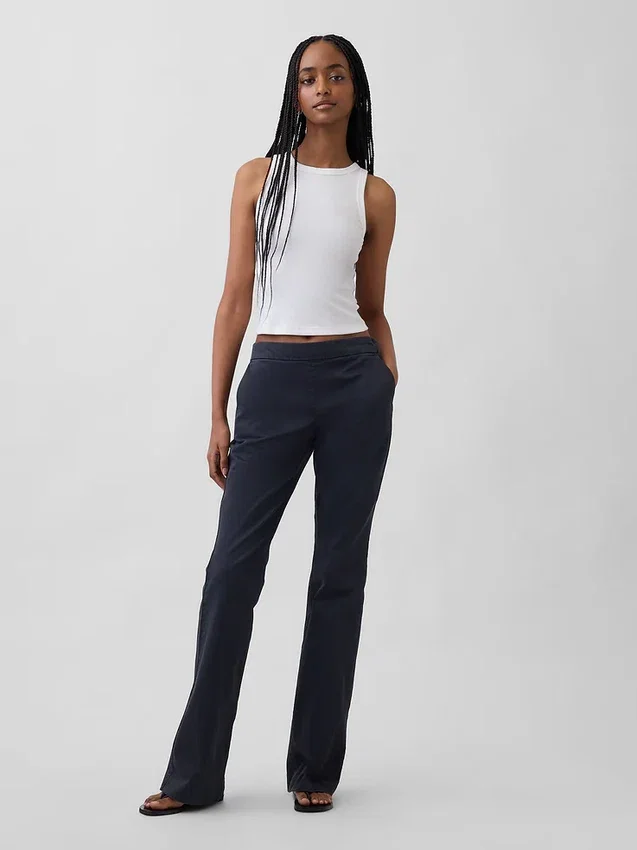 Nauwsluitende kaki broek met lage taille en uitlopende pijpen