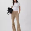 Nauwsluitende kaki broek met lage taille en uitlopende pijpen