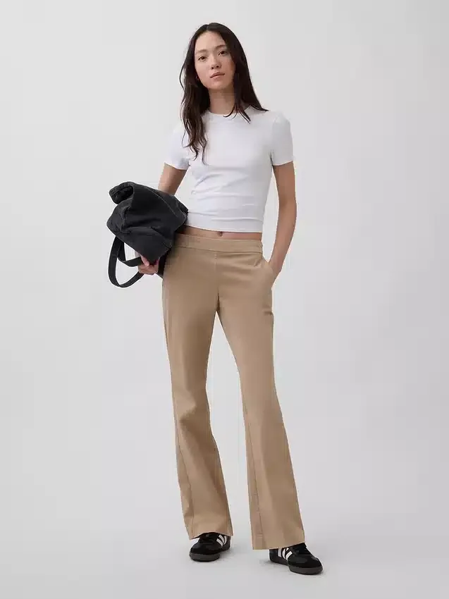 Nauwsluitende kaki broek met lage taille en uitlopende pijpen