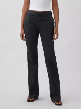Nauwsluitende kaki broek met lage taille en uitlopende pijpen